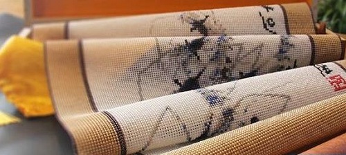 3月13日，在家做手工活，正規(guī)手工活外發(fā)加工企業(yè)的材料倉(cāng)庫(kù)，是這樣對(duì)外寄發(fā)材料的，圖為勵(lì)志珠珠繡成品細(xì)節(jié)實(shí)拍