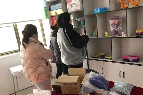 讓農(nóng)民農(nóng)閑時(shí)有份收入，他們這樣去做了 --- --- 記手工之家與邯鄲邱縣某村合作的手工培訓(xùn)室落地