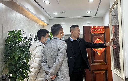 3月23日，想接正規(guī)廠家的手工活，純手工活外發(fā)加工項目，十多年的手工之家有非遺傳統(tǒng)手工珠繡，圖為手工之家接待考察合作加工客戶剪影