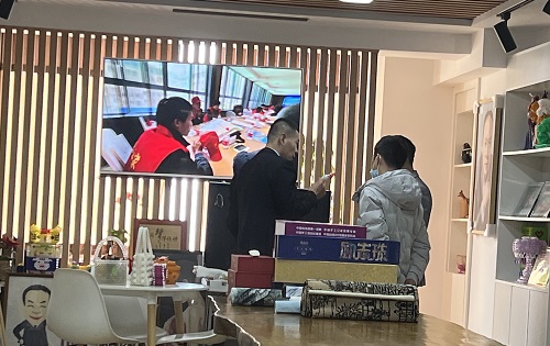 3月23日，想接正規(guī)廠家的手工活，純手工活外發(fā)加工項目，十多年的手工之家有非遺傳統(tǒng)手工珠繡，圖為手工之家接待考察合作加工客戶剪影