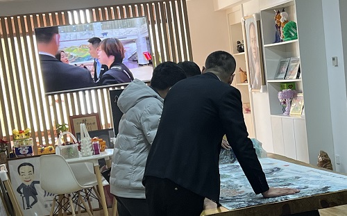 3月23日，想接正規(guī)廠家的手工活，純手工活外發(fā)加工項目，十多年的手工之家有非遺傳統(tǒng)手工珠繡，圖為手工之家接待考察合作加工客戶剪影