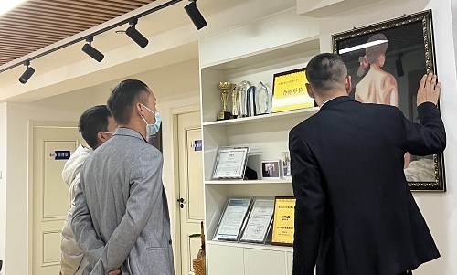3月23日，想接正規(guī)廠家的手工活，純手工活外發(fā)加工項目，十多年的手工之家有非遺傳統(tǒng)手工珠繡，圖為手工之家接待考察合作加工客戶剪影