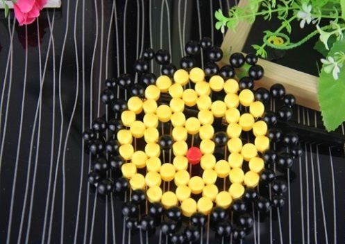 3月27日，年輕人也喜歡在家工作，把手工活拿回家做，手工之家會提供成品參考和驗收標(biāo)準(zhǔn)，圖為勵志珠珠繡串珠手工產(chǎn)品剪影