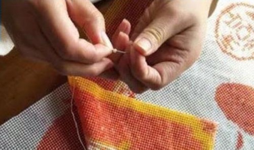 4月2日，在家做手工活掙錢(qián)，寄到家做的手工活，這個(gè)外發(fā)手工活的加工費(fèi)如何結(jié)算？圖為勵(lì)志珠珠繡串珠手工產(chǎn)品剪影
