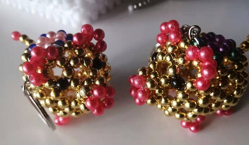 4月22日，想接正規(guī)廠家的手工活，大家在家找手工活做，手工之家珠繡串珠外發(fā)手工活為什么很適合在家做，圖為勵志珠珠繡串珠手工產品剪影(圖1)