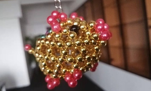 4月22日，想接正規(guī)廠家的手工活，大家在家找手工活做，手工之家珠繡串珠外發(fā)手工活為什么很適合在家做，圖為勵志珠珠繡串珠手工產品剪影(圖4)