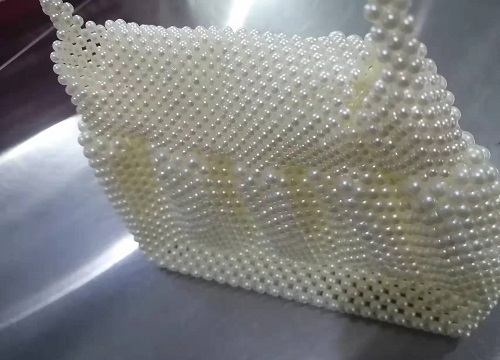 4月23日，拿回家做的手工活，在家做手工活掙錢，選擇手工之家，這里的加工費(fèi)高嗎？圖為勵(lì)志珠珠繡串珠手工珠包產(chǎn)品剪影
