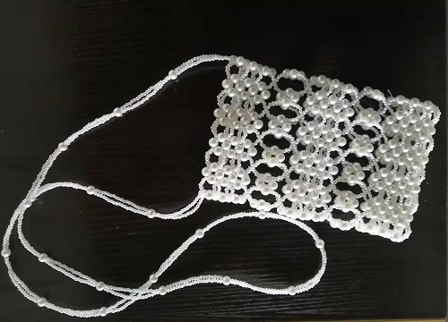 4月24日，可以寄到家做的手工活，手工活兼職，手工活外發(fā)加工企業(yè)手工之家的服務(wù)，合作前后都好，圖為勵(lì)志珠珠繡串珠手工珠包產(chǎn)品剪影