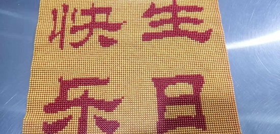 4月29日，正規(guī)純手工活外發(fā)，在手工之家手工就業(yè)創(chuàng)業(yè)，不用考慮太多，圖為勵(lì)志珠珠繡定制手工產(chǎn)品（小規(guī)格）剪影