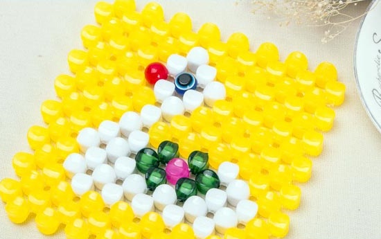5月22日，找附近手工活拿回家做，手工外發(fā)加工網(wǎng)，想做珠繡串珠手工掙錢，該怎么與手工之家合作？圖為勵志珠珠繡串珠手工產(chǎn)品剪影