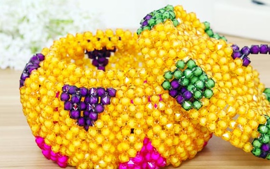5月23日，手工活拿回家做，在家做手工兼職，手工之家的手工產(chǎn)品驗收，標(biāo)準(zhǔn)寫的真清楚，圖為勵志珠珠繡串珠手工產(chǎn)品剪影 