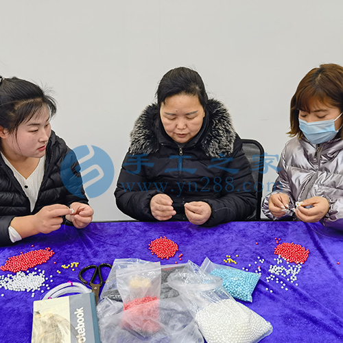 在家開手工工作室，帶領周圍的人一起做手工活珠繡串珠掙錢多好！(圖1)