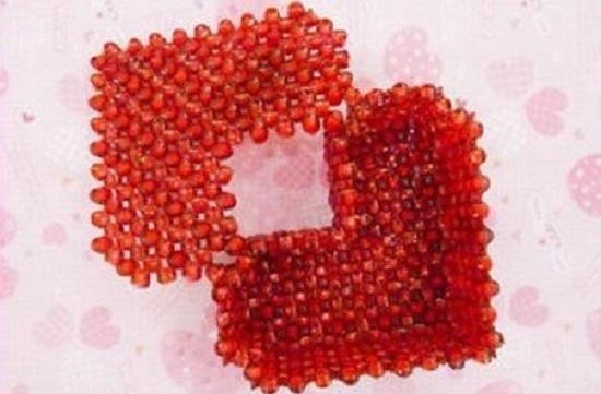6月2日，在家做的手工活正規(guī)平臺，帶回家做手工活，手工之家在材料提供上也人性化，圖為勵(lì)志珠珠繡串珠手工產(chǎn)品剪影