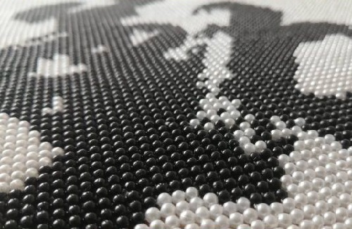 6月6日， 手工活接單平臺(tái)，純手工活代加工，用心付出，手工之家與大家一起收獲，圖為勵(lì)志珠珠繡手工產(chǎn)品剪影
