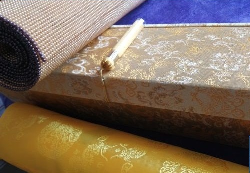 6月12日，拿回家做的手工活大批，可靠的手工活外發(fā)，不管什么合作方式，在手工之家都沒有后顧之憂，圖為勵志珠珠繡手工成品外包裝剪影
