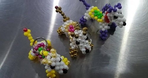 6月14日，全國正規(guī)手工活平臺有哪些，農(nóng)村手工活加工項目代，手工之家實現(xiàn)創(chuàng)業(yè)夢想的好地方，圖為勵志珠珠繡串珠手工產(chǎn)品剪影