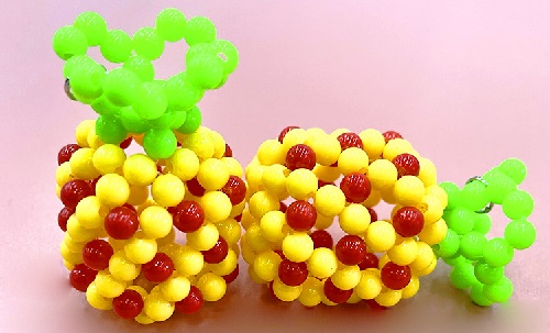 6月16日，正規(guī)手工活外發(fā)平臺(tái)，純手工活外發(fā)加工項(xiàng)目，手工之家的純手工產(chǎn)品發(fā)展有大空間，圖為勵(lì)志珠珠繡串珠手工產(chǎn)品剪影