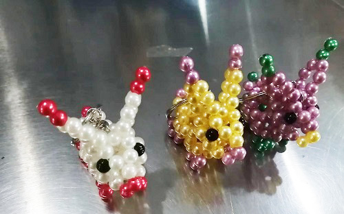 6月26日，正規(guī)手工活接單平臺(tái)，拿回家做的手工活，手工之家的非遺傳統(tǒng)手工珠繡發(fā)展有好的條件和基礎(chǔ)，圖為勵(lì)志珠珠繡串珠手工產(chǎn)品剪影