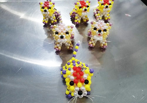6月29日，可以在家做的手工活，農(nóng)村手工活加工項(xiàng)目，半年過去了，做手工活掙錢就要珍惜、要努力，圖為勵(lì)志珠珠繡串珠手工產(chǎn)品剪影
