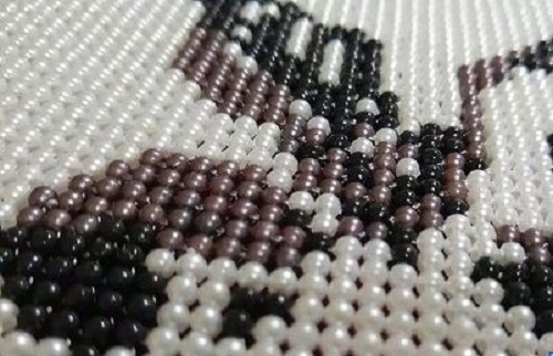 7月24日，純手工活外發(fā)加工，帶回家做的手工活，銷售的力量就是手工之家企業(yè)生存發(fā)展的源頭，圖為勵(lì)志珠珠繡串珠手工產(chǎn)品剪影