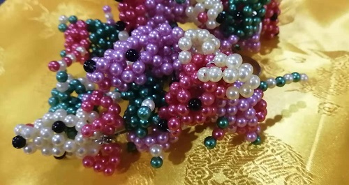 7月29日，正規(guī)純手工活外發(fā)，手工活外發(fā)加工，合作共贏成就手工之家與加工人員的良好關(guān)系，圖為勵(lì)志珠珠繡串珠手工產(chǎn)品剪影