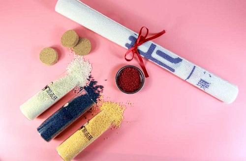 8月16日，農(nóng)村手工活加工項(xiàng)目，在家做手工，注意了這些事，做手工活掙錢(qián)就會(huì)選對(duì)手工企業(yè)，圖為手工之家的勵(lì)志珠珠繡手工產(chǎn)品細(xì)節(jié)剪影