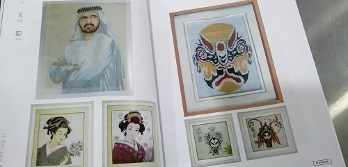8月17日，純手工活外發(fā)加工，在家做手工活，善于總結(jié)、善于學(xué)習(xí)、善于創(chuàng)新，手工之家與加工人員攜手前行，圖為勵(lì)志珠珠繡手工產(chǎn)品手冊(cè)剪影