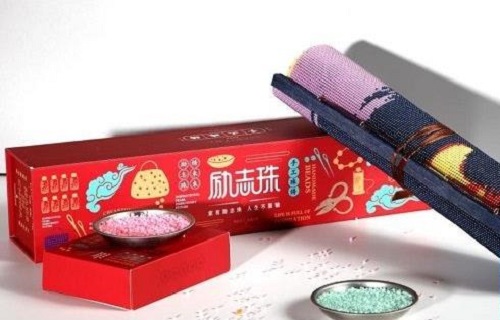 居家做非遺勵志珠珠繡手工活賺錢，工作之余有份收入真好(圖1)