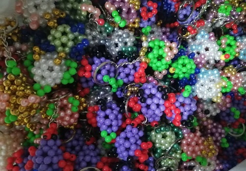 9月23日，拿回家做的手工活，在家做手工活掙錢，手工之家的珠繡串珠是傳統(tǒng)手工、純手工，圖為勵志珠珠繡串珠手工產(chǎn)品剪影