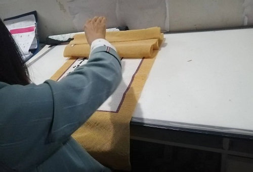 9月25日，可以帶回家做的手工活，在家做手工活掙錢，手工之家是大家居家就業(yè)創(chuàng)業(yè)的好選擇，圖為勵(lì)志珠珠繡串珠手工成品倉(cāng)庫(kù)驗(yàn)收剪影