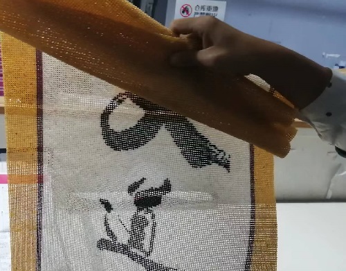 9月25日，可以帶回家做的手工活，在家做手工活掙錢，手工之家是大家居家就業(yè)創(chuàng)業(yè)的好選擇，圖為勵(lì)志珠珠繡串珠手工成品倉(cāng)庫(kù)驗(yàn)收剪影