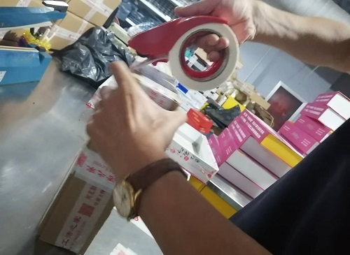 9月26日，寄到家做的手工活，代加工手工活，手工之家的合作方式滿足加工人員的需要，圖為勵(lì)志珠珠繡手工材料倉庫工作人員剪影