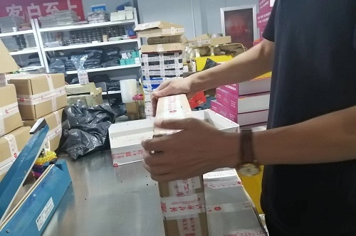 9月26日，寄到家做的手工活，代加工手工活，手工之家的合作方式滿足加工人員的需要，圖為勵(lì)志珠珠繡手工材料倉庫工作人員剪影