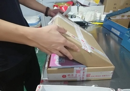 9月26日，寄到家做的手工活，代加工手工活，手工之家的合作方式滿足加工人員的需要，圖為勵(lì)志珠珠繡手工材料倉庫工作人員剪影