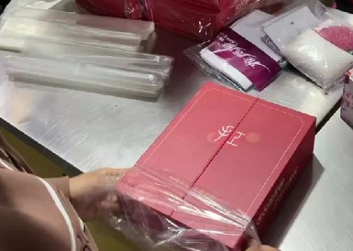 9月27日，純手工活外發(fā)加工項目，手工加工回收項目，讓產品合格，手工之家注重前期培訓、驗收標準明確，圖為勵志珠珠繡串珠手工材料發(fā)貨剪影