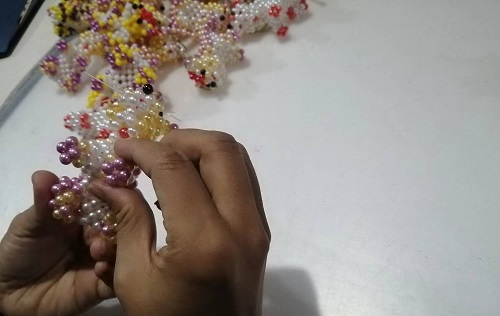 9月28日，拿回家做的手工活，正規(guī)供料的手工活，合適的手工，合作和服務(wù)都好，越來越多人在手工之家通過手工成長(zhǎng)收獲，圖為勵(lì)志珠珠繡串珠手工成品庫(kù)驗(yàn)收剪影
