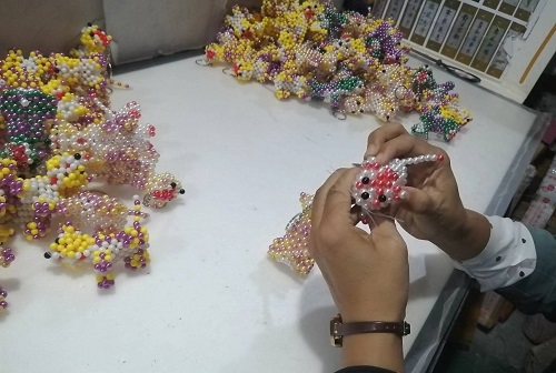 9月28日，拿回家做的手工活，正規(guī)供料的手工活，合適的手工，合作和服務(wù)都好，越來越多人在手工之家通過手工成長(zhǎng)收獲，圖為勵(lì)志珠珠繡串珠手工成品庫(kù)驗(yàn)收剪影