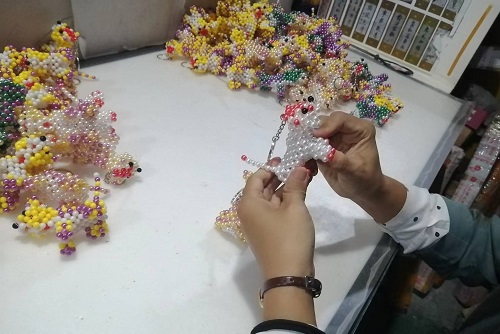 9月28日，拿回家做的手工活，正規(guī)供料的手工活，合適的手工，合作和服務(wù)都好，越來越多人在手工之家通過手工成長(zhǎng)收獲，圖為勵(lì)志珠珠繡串珠手工成品庫(kù)驗(yàn)收剪影