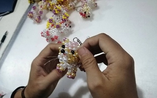 9月28日，拿回家做的手工活，正規(guī)供料的手工活，合適的手工，合作和服務(wù)都好，越來越多人在手工之家通過手工成長(zhǎng)收獲，圖為勵(lì)志珠珠繡串珠手工成品庫(kù)驗(yàn)收剪影