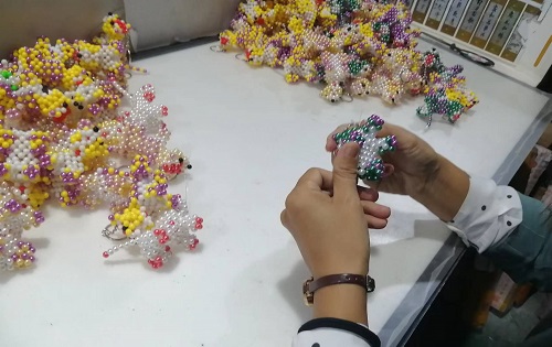 9月28日，拿回家做的手工活，正規(guī)供料的手工活，合適的手工，合作和服務(wù)都好，越來越多人在手工之家通過手工成長(zhǎng)收獲，圖為勵(lì)志珠珠繡串珠手工成品庫(kù)驗(yàn)收剪影