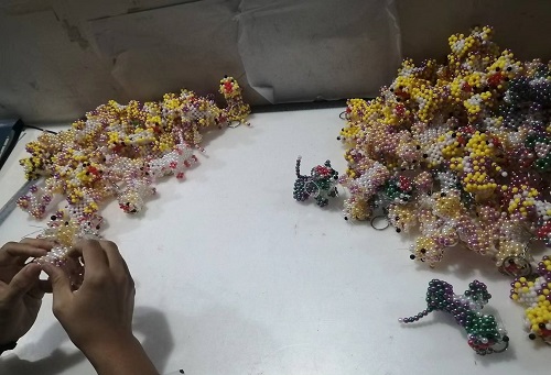 9月28日，拿回家做的手工活，正規(guī)供料的手工活，合適的手工，合作和服務(wù)都好，越來越多人在手工之家通過手工成長(zhǎng)收獲，圖為勵(lì)志珠珠繡串珠手工成品庫(kù)驗(yàn)收剪影