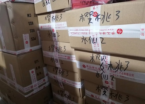 9月30日，想接正規(guī)廠家的手工活，手工活外發(fā)加工項目，很多人選擇手工之家手工創(chuàng)業(yè)成功，圖為勵志珠珠繡串珠手工材料倉庫備貨剪影