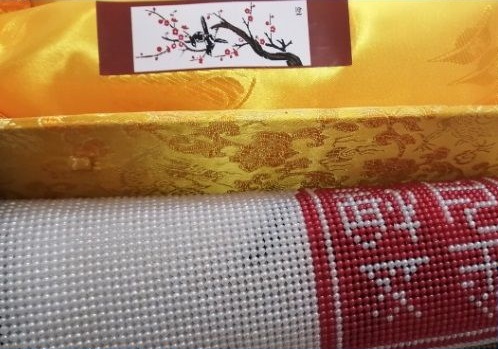 10月2日，在家做手工活掙錢，寄到家做的手工活，手工之家堅(jiān)持對珠繡非遺傳統(tǒng)手工的傳承和創(chuàng)新，圖為勵志珠珠繡串珠手工產(chǎn)品及外包裝剪影