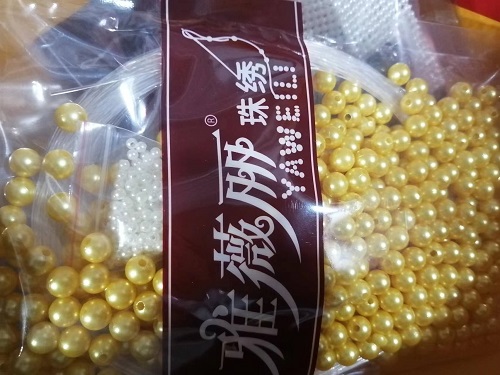 10月3日，接手工活訂單的平臺，可以帶回家做的手工活，加工沒難度，剛做手工之家的珠繡串珠手工活要注意什么？圖為勵志珠珠繡串珠小手工產(chǎn)品材料剪影