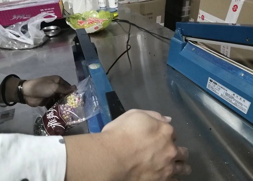 10月3日，接手工活訂單的平臺，可以帶回家做的手工活，加工沒難度，剛做手工之家的珠繡串珠手工活要注意什么？圖為勵志珠珠繡串珠小手工產(chǎn)品材料剪影