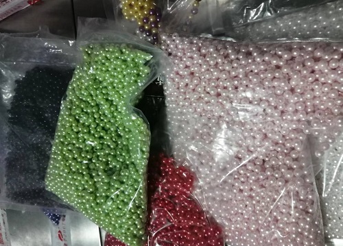 10月3日，接手工活訂單的平臺，可以帶回家做的手工活，加工沒難度，剛做手工之家的珠繡串珠手工活要注意什么？圖為勵志珠珠繡串珠小手工產(chǎn)品材料剪影