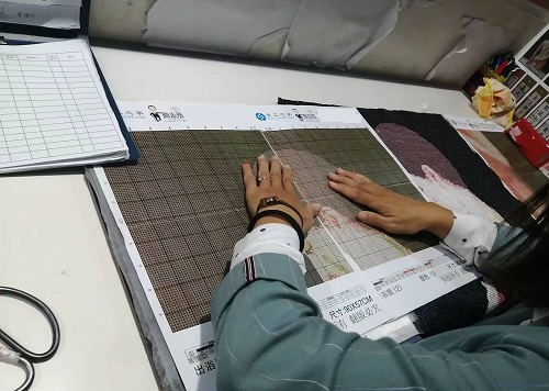 10月6日，加工活外放的正規(guī)公司，手工活外發(fā)加工正規(guī)的廠家，干凈、自由，常年有活兒，手工之家的手工活是適合在家做的手工活，圖為勵(lì)志珠珠繡成品倉庫驗(yàn)收剪影