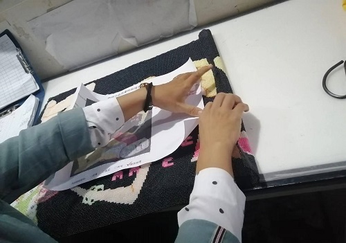 10月11日，帶回家做的手工活，農(nóng)村手工活加工，在家做手工之家的珠繡串珠手工活要認(rèn)真用心，圖為勵(lì)志珠珠繡串珠手工產(chǎn)品驗(yàn)收剪影