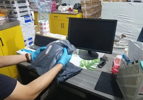10月12日，想接正規(guī)廠家的手工活，在家做手工活，很受歡迎的手工之家敬業(yè)、重視服務(wù)，圖為勵(lì)志珠珠繡串珠手工材料倉庫發(fā)貨剪影