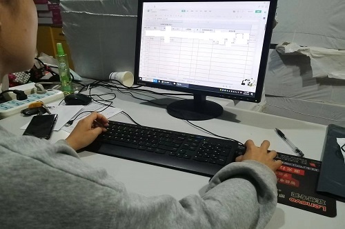10月15日，全國正規(guī)手工活平臺有哪些，急招在家做手工，手工之家的加工人員都很棒，圖為勵志珠珠繡串珠手工產(chǎn)品驗收登記剪影